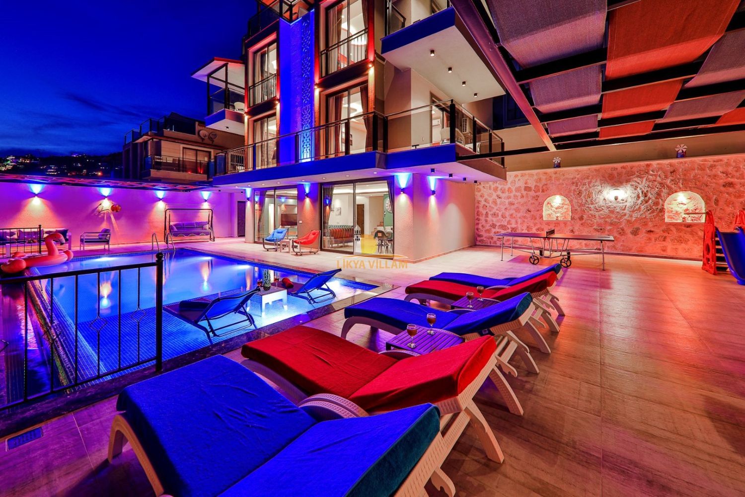 Villa Milano deniz manzaralı 10 kişilik konaklama kapasitesine sahip jakuzili saunalı villa